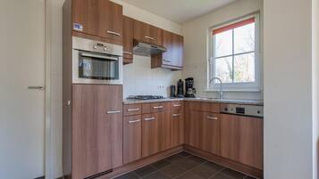 Mikrowelle, Geschirrspüler, Wasserkocher mit Kaffee-/Teezubehör