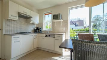 Mikrowelle, Geschirrspüler, Wasserkocher mit Kaffee-/Teezubehör