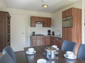 Kjøleskap, mikrobølgeovn, kokeplater og oppvaskmaskin