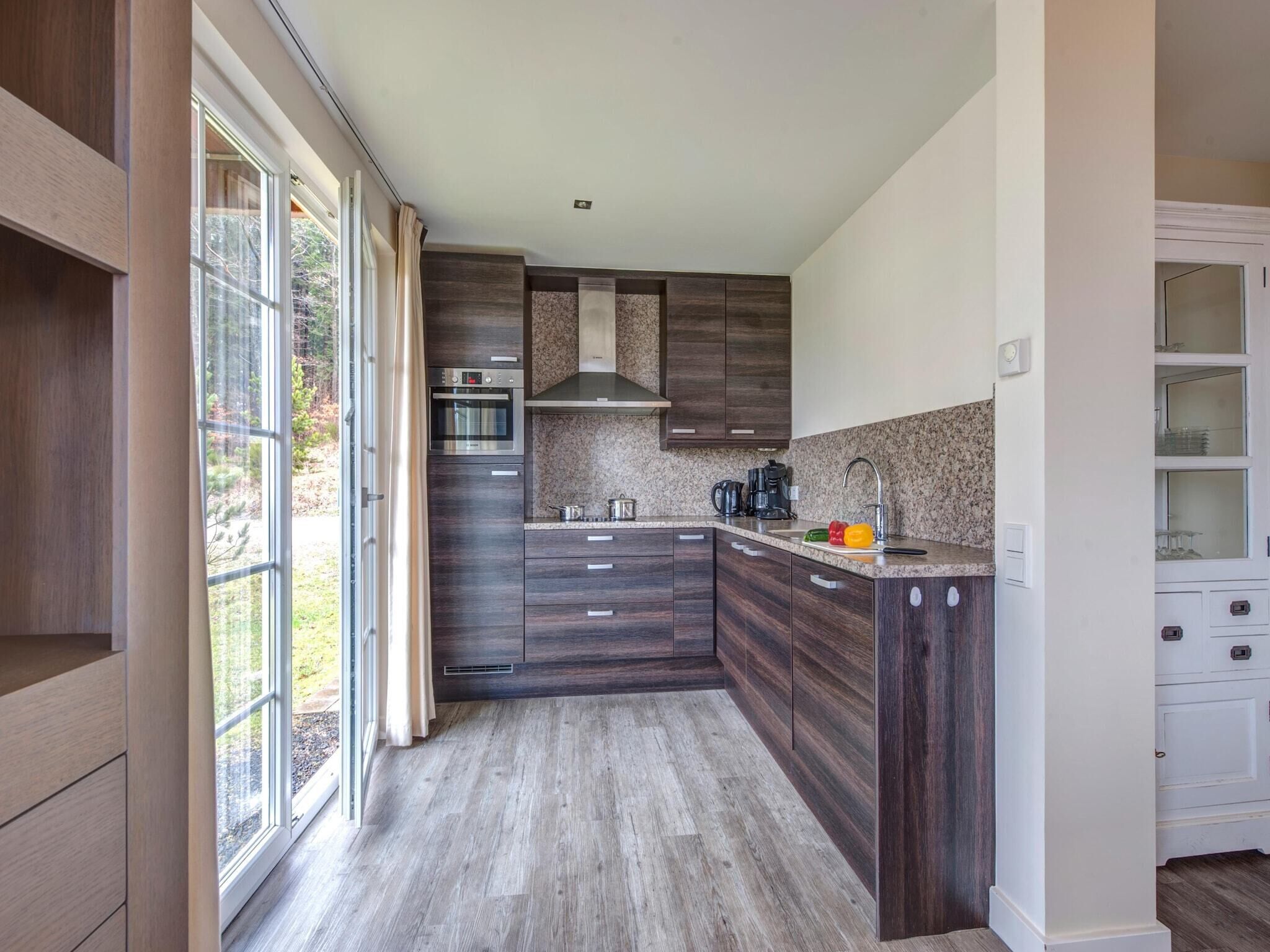 Micro-ondes, lave-vaisselle, cafetière/bouilloire, chaise haute