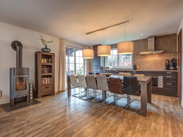 Microwave, dishwasher, coffee/tea maker, highchair - Villa near Reservoir with Fireplace (Dahlem)