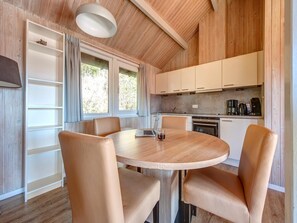 Mikroaaltouuni, liesi, astianpesukone, kahvin-/teenkeitin