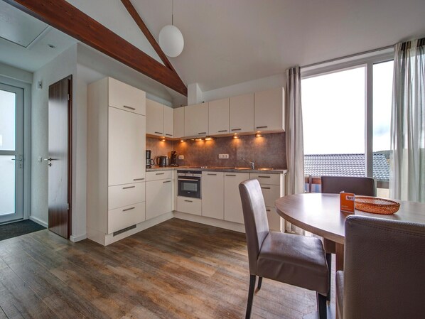 Microondas, parrilla de estufa, lavavajillas y cafetera y tetera 