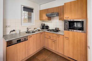 Fridge, microwave, stovetop, dishwasher