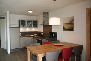 Microwave, oven, dishwasher, coffee/tea maker