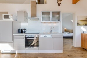 Een microgolfoven, een oven, een vaatwasser