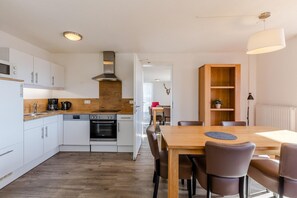 Mikrowelle, Ofen, Geschirrspüler, Wasserkocher mit Kaffee-/Teezubehör