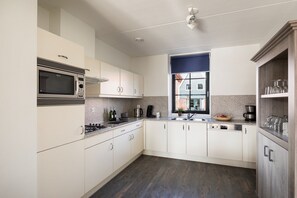 Réfrigérateur, micro-ondes, plaque de cuisson, lave-vaisselle