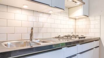 Réfrigérateur, micro-ondes, plaque de cuisson, lave-vaisselle