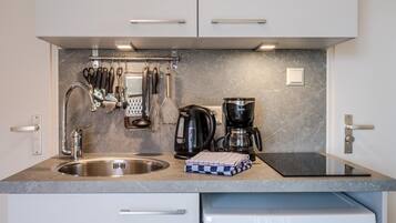 Réfrigérateur, plaque de cuisson, cafetiÚre/bouilloire