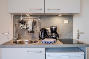 Réfrigérateur, plaque de cuisson, cafetière/bouilloire