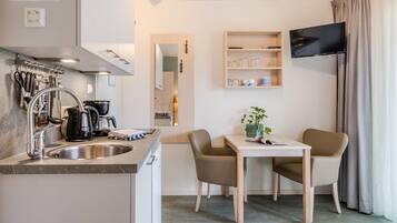 Een koelkast, een kookplaat, een koffiezetapparaat/waterkoker