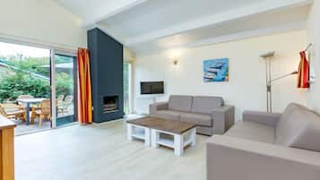 Een televisie en een open haard