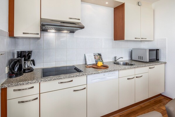 Fridge, microwave, stovetop, dishwasher