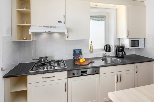 Réfrigérateur, micro-ondes, plaque de cuisson, lave-vaisselle