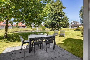 Outdoor dining - Villa in Aquadelta with Sauna & Jacuzzi (Bruinisse)