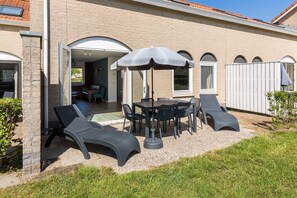 Outdoor dining - Bungalow in Zeeland with Modern Garden Terrace (Renesse)