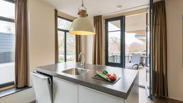 Een koelkast, een magnetron, een vaatwasser