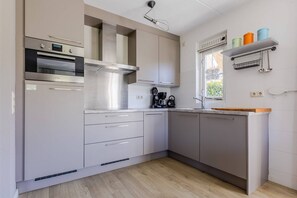 Kylskåp, mikrovågsugn, spishäll och diskmaskin
