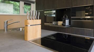 Een koelkast, een magnetron, een oven, een kookplaat