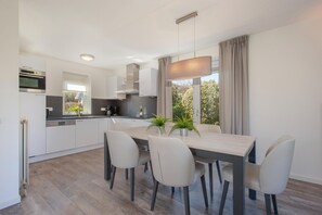 Microwave, dishwasher, coffee/tea maker, high chair - Holiday Home in Netherlands with Garden Terrace (Kamperland)