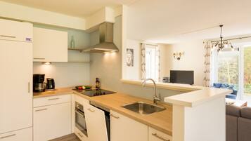 Een koelkast, een magnetron, een vaatwasser