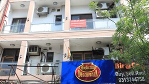 A multi-story building with balconies, air conditioning units, and a sign for 'Shilo Inn'. - Hotel Shilo inn  (New Delhi)