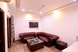 Living area - Hotel Shilo inn  (New Delhi)