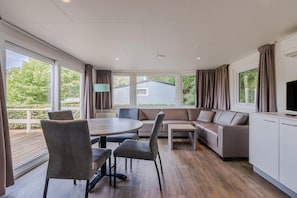 Smart TV, fireplace, DVD player