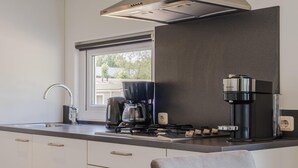 Cafetière/bouilloire, micro-ondes, lave-vaisselle, chaise haute