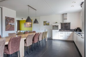 Kühlschrank, Mikrowelle, Herdplatte, Geschirrspüler