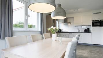 Réfrigérateur, micro-ondes, plaque de cuisson, lave-vaisselle