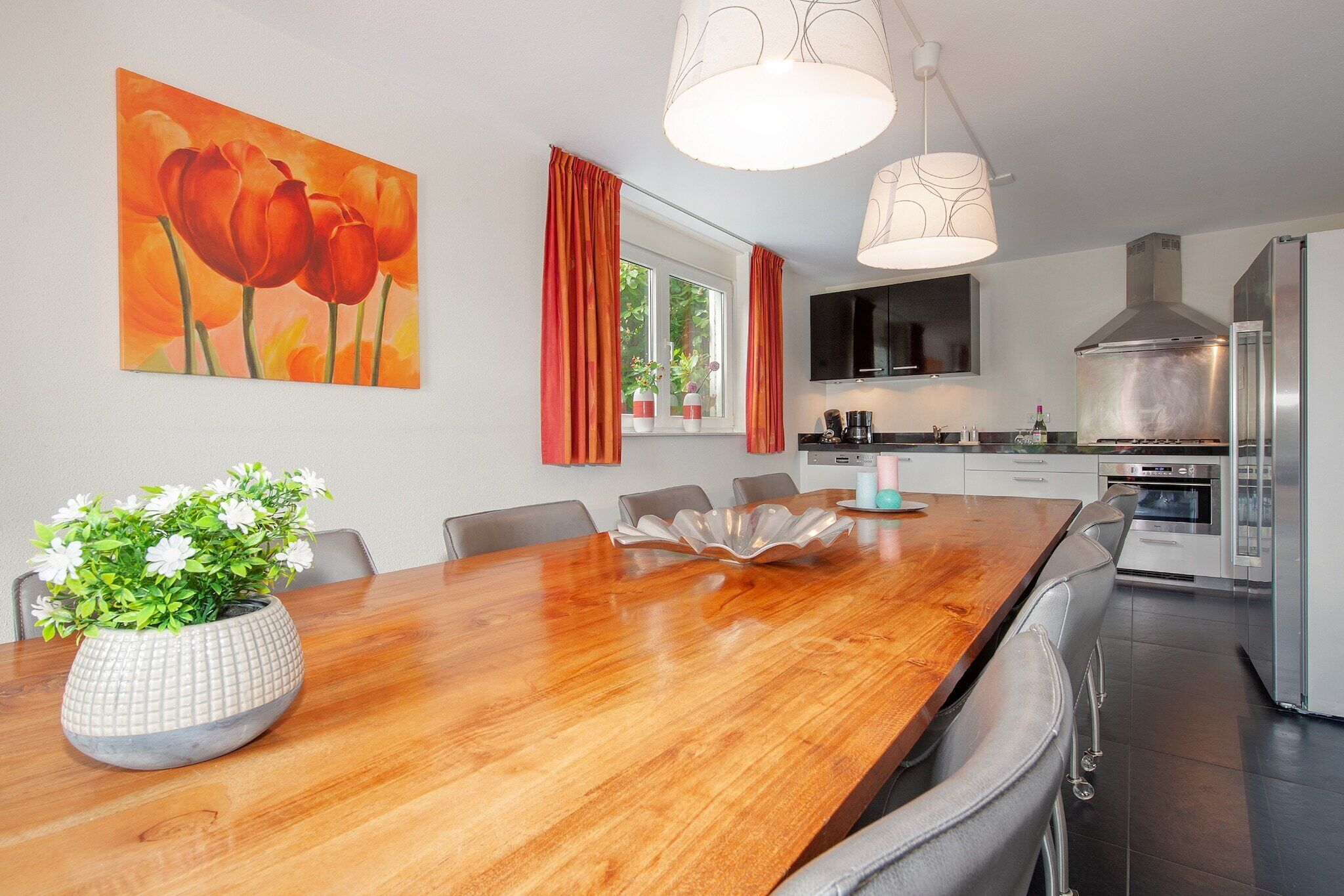 Een koelkast, een magnetron, een vaatwasser