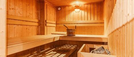 En sauna med træbænke og en stentønde.