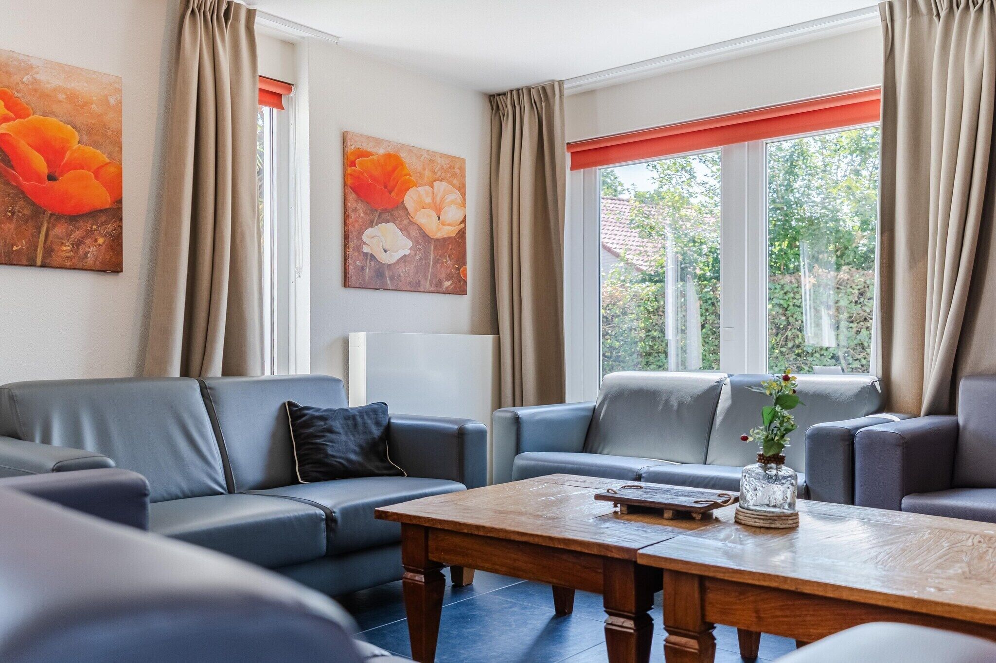 Een smart-tv, een open haard en een dvd-speler