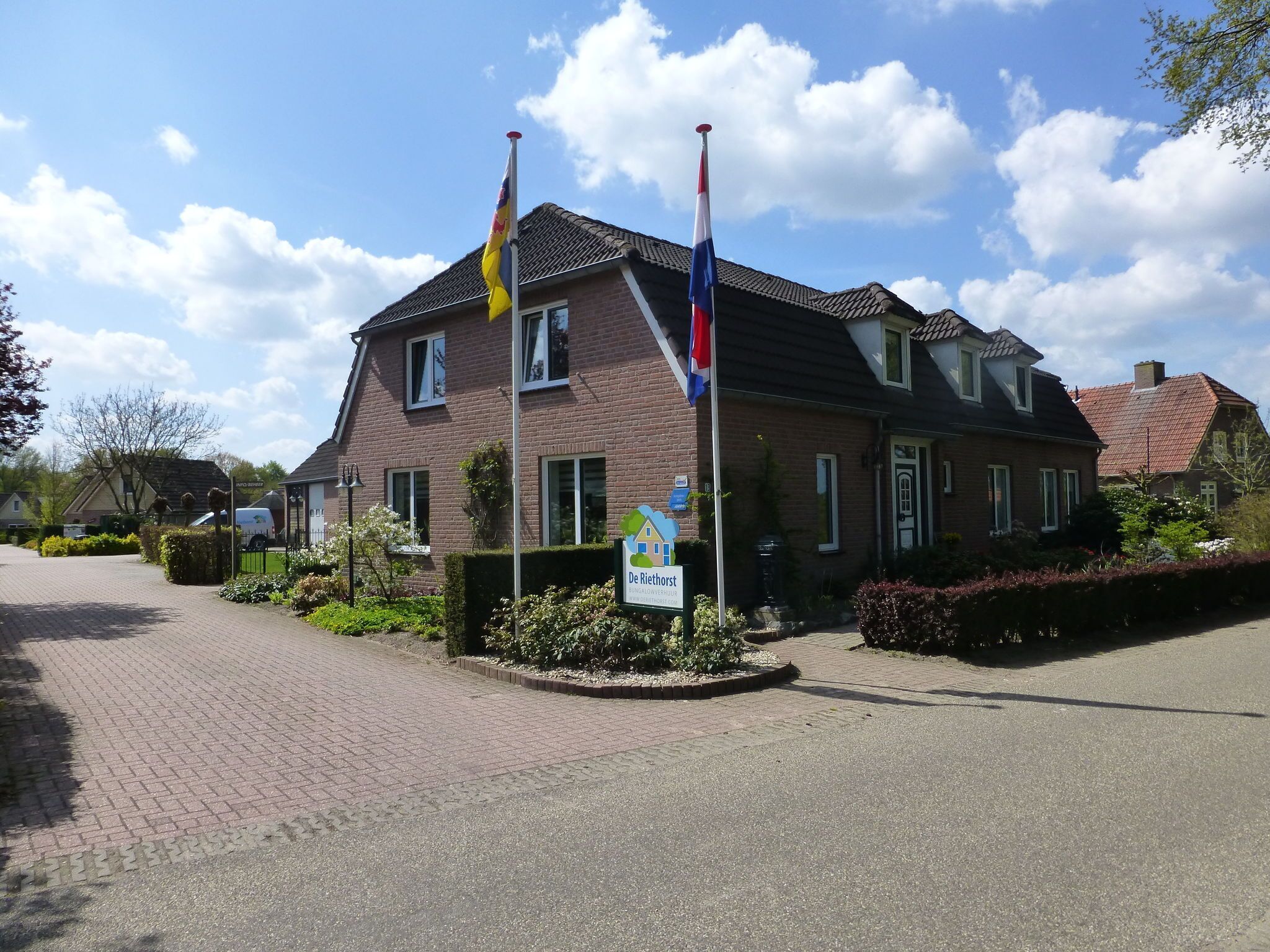 Ein zweistöckiges Haus mit Backsteinfassade und Ziegeldach, mit einem Schild, das es als Seniorenheim kennzeichnet.