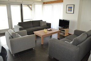 Smart TV - Waterfront Villa with Private Jetty (Wanneperveen)