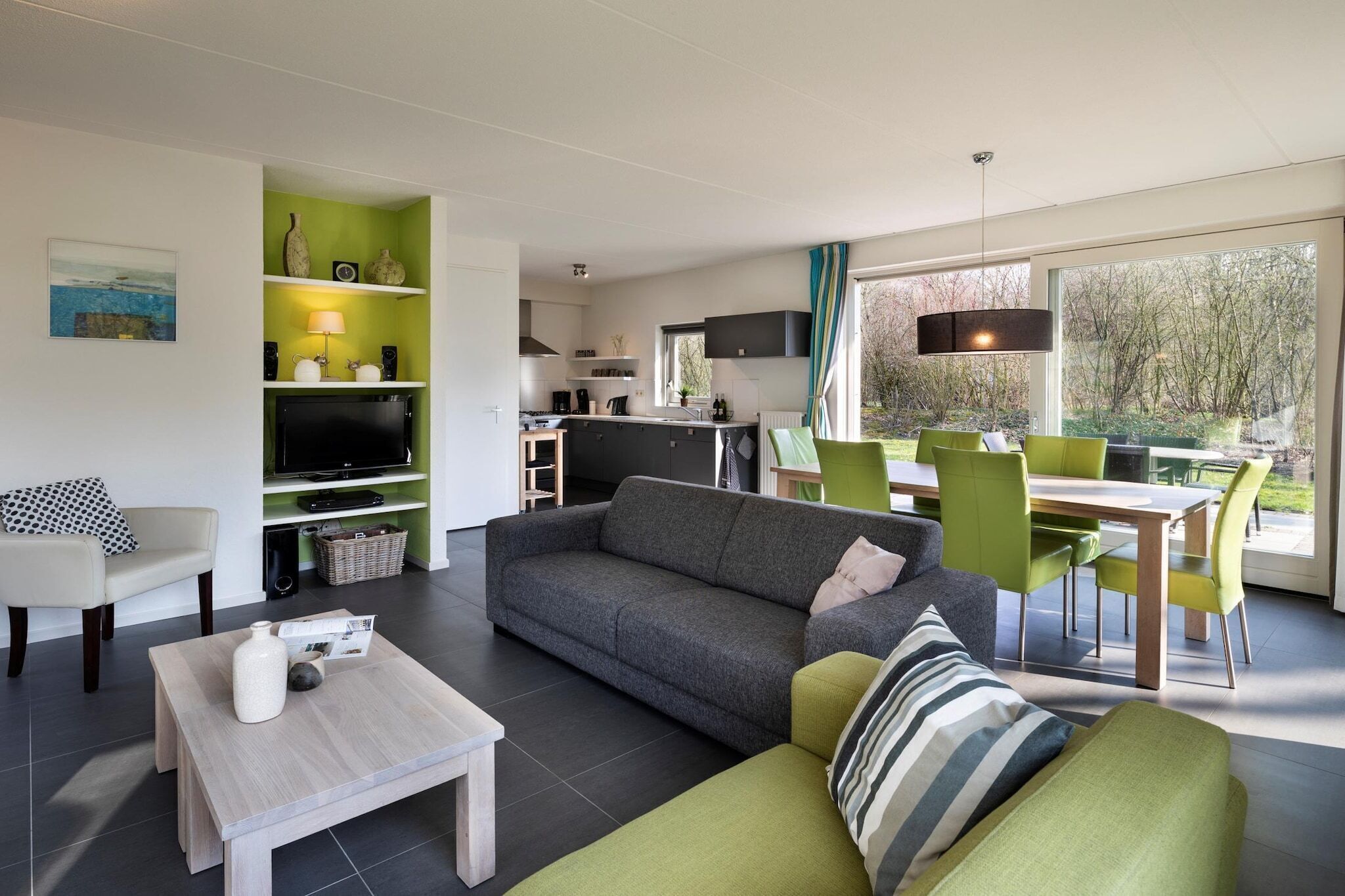 Smart TV, fireplace, DVD player