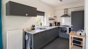 Een koelkast, een kookplaat, een vaatwasser