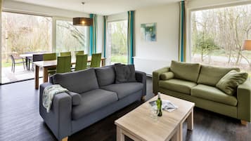 Een smart-tv, een open haard en een dvd-speler