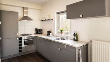 Een koelkast, een magnetron, een kookplaat, een vaatwasser