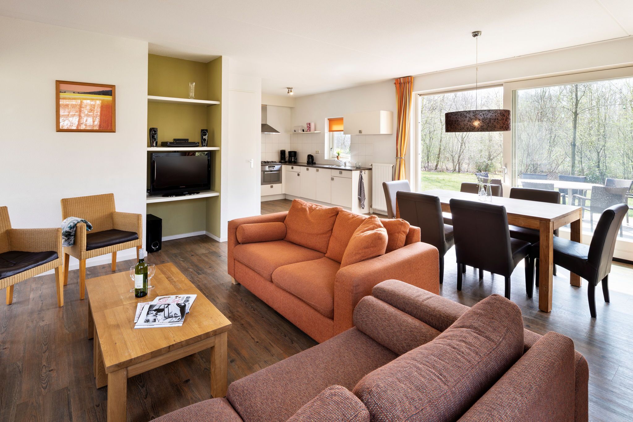 Una Smart TV, una chimenea, un reproductor de DVD