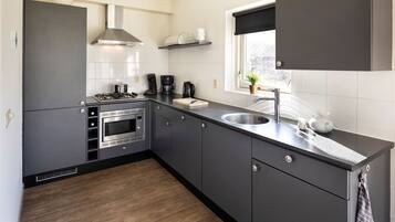 Frigorífico, microondas, lavavajillas y cafetera o tetera