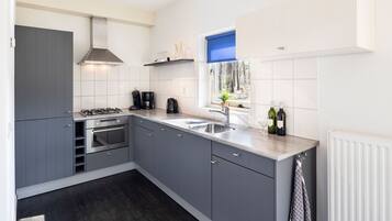 Fridge, microwave, dishwasher, coffee/tea maker