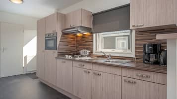 Microwave, stovetop, dishwasher, coffee/tea maker