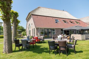 Outdoor dining - Thatched Villa in National Park (Paasloo)