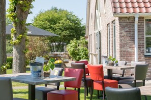 Outdoor dining - Thatched Villa in National Park (Paasloo)