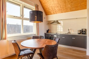 Fridge, microwave, stovetop, coffee/tea maker - Terherne Central Cottage Stay (Terherne)