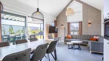 Een smart-tv, een open haard, een dvd-speler en een stereo