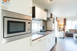 Køleskab, mikrobølgeovn, kogeplade, opvaskemaskine